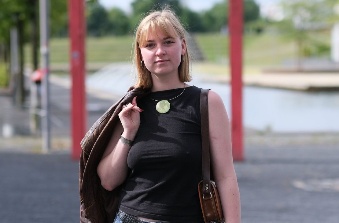Modebewusstsein und Klimaschutz können Hand in Hand gehen - Nora Feldhaus zeigt, wie gutes Styling aus Second-Hand gelingt.
