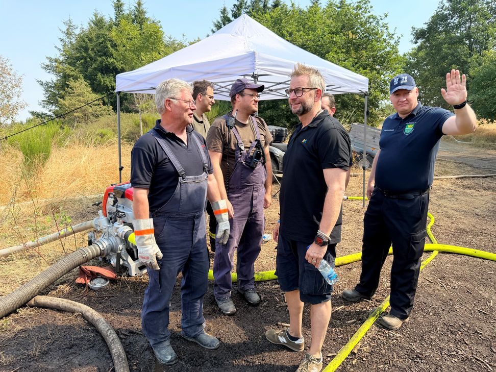 Landrat Marko Boos in Gespräch mit den Einsatzkräften.