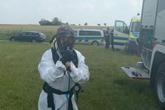 Unter Atemschutz betraten Einsatzkräfte der Feuerwehr Zülpich das Gebäude. Anwohner hatten über Geruchsbelästigung geklagt.