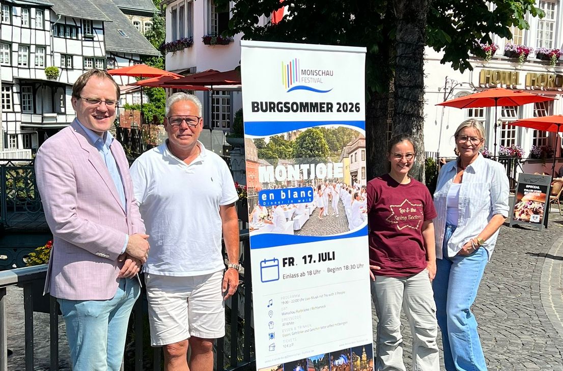 Das Programm des Monschauer Burgsommers haben nun Lutz Schell (2.v.l.), Geschäftsführer der Monschau Festival gGmbH, und seine Mitstreiter vorgestellt.