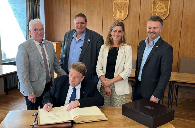 Matthias Kotthaus, Deutscher Botschaft in Belgien, war zum grenzüberschreitenden Arbeitsgespräch mit (v.l.) Charles Servaty (Parlamentspräsident der Deutschsprachigen Gemeinschaft), Gerhard Schmitz (Betriebsleiter Wasserwerk Perlenbach), und den Bürgermeistern der Stadt Monschau und Gemeinde Bütgenbach, Dr. Carmen Krämer und Daniel Franzen gekommen. Er trug sich ins Goldene Buch der Stadt Monschau ein.