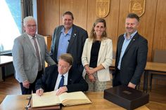 Matthias Kotthaus, Deutscher Botschaft in Belgien, war zum grenzüberschreitenden Arbeitsgespräch mit (v.l.) Charles Servaty (Parlamentspräsident der Deutschsprachigen Gemeinschaft), Gerhard Schmitz (Betriebsleiter Wasserwerk Perlenbach), und den Bürgermeistern der Stadt Monschau und Gemeinde Bütgenbach, Dr. Carmen Krämer und Daniel Franzen gekommen. Er trug sich ins Goldene Buch der Stadt Monschau ein.