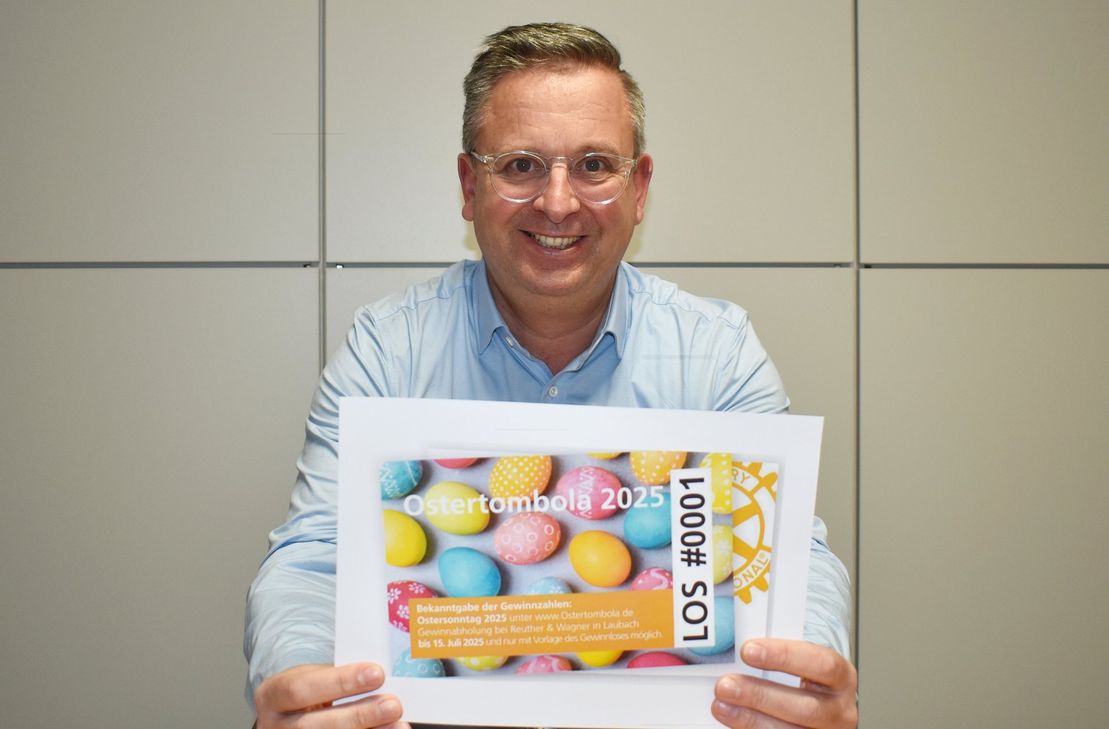 Rotary-Präsident Alexander von Mezynski präsentiert die Tombola-Lose – der Erlös unterstützt soziale und kulturelle Projekte.