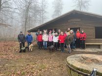 Die Teilnehmerinnen und Teilnehmer vor der Martinshütte.