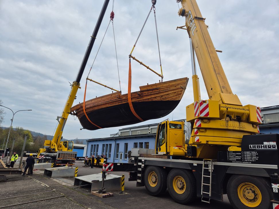 Danach wurde es auf einen Schwertransporter verladen.