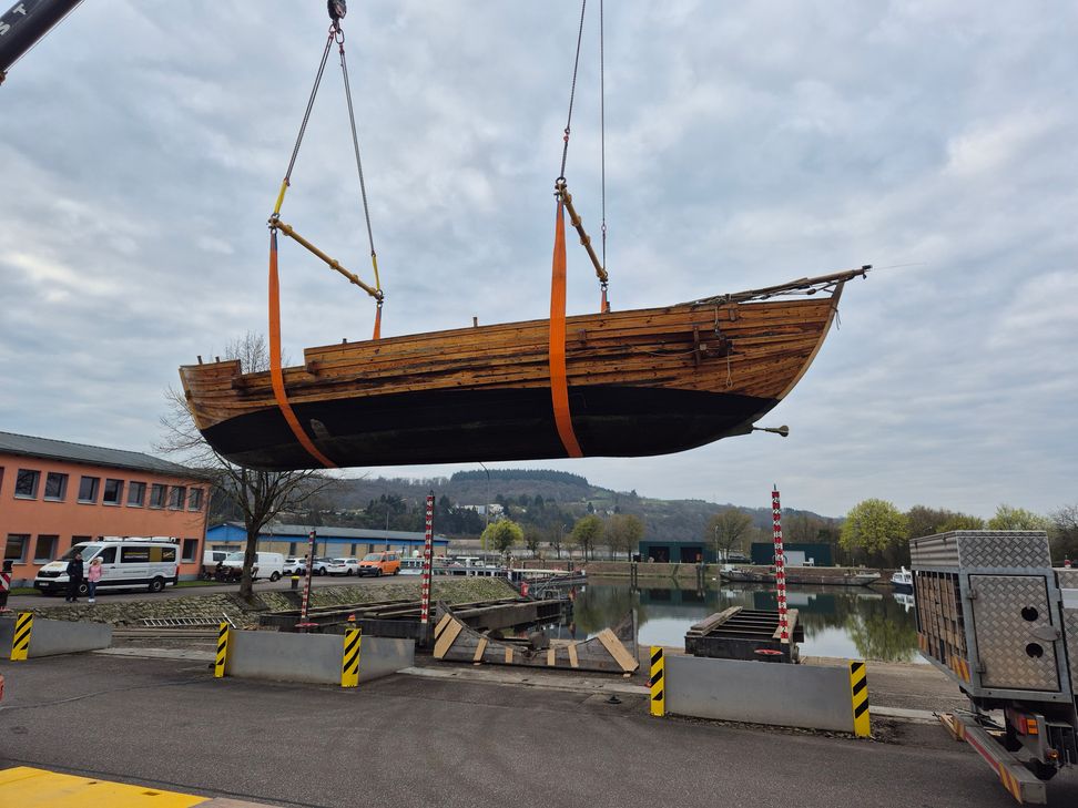 Am Montag wurde es an der Mosel bei der Staustufe Trier mit Kränen aus dem Wasser gehoben.