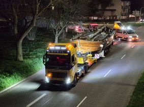 16 Meter langes Forschungsschiff auf Schwertransporter unterwegs