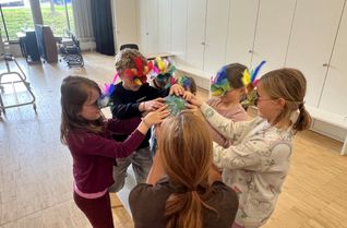 Claudia Steffan (vorne) und die Kinder der Grundschule Roetgen präsentieren stolz ihre selbstgebastelten Masken für das Musiktheaterstück »Karneval der Tiere«.