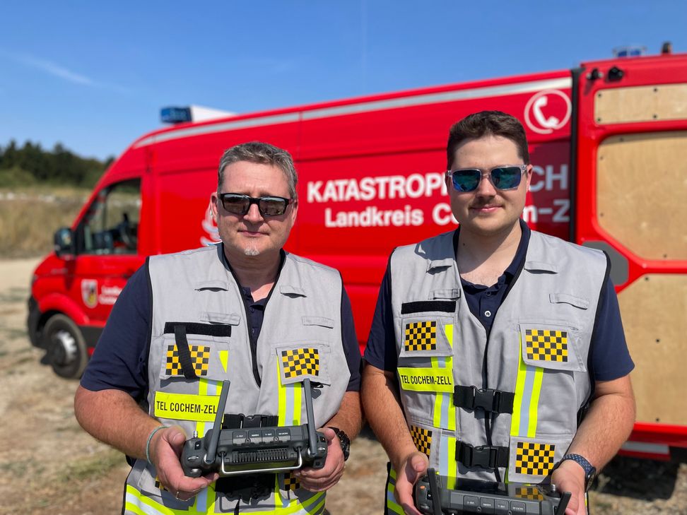 Markus Reif (51) und sein Sohn Marius (23) sind seit Stunden ehrenamtlich im Einsatz gegen die Waldbrände.