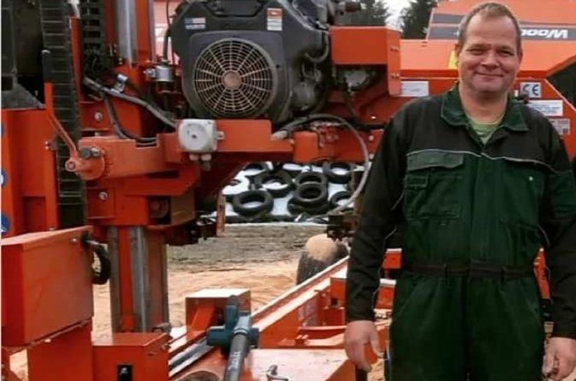 Marcel Koch aus Kalterherberg betreibt ein mobiles Sägewerk.