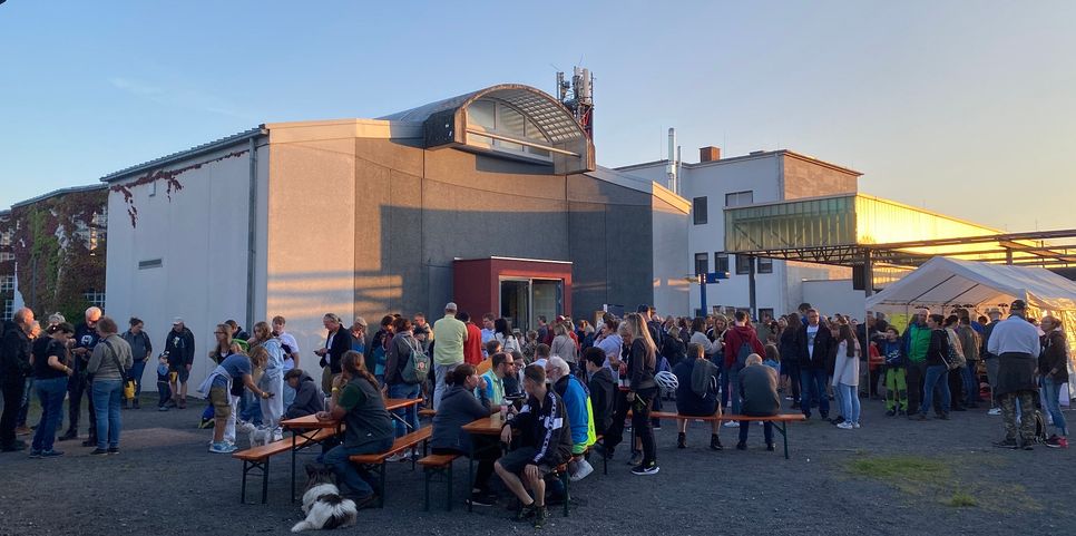 Die Besucher der BatNight warten gespannt auf den Beginn der geführten Wanderung.