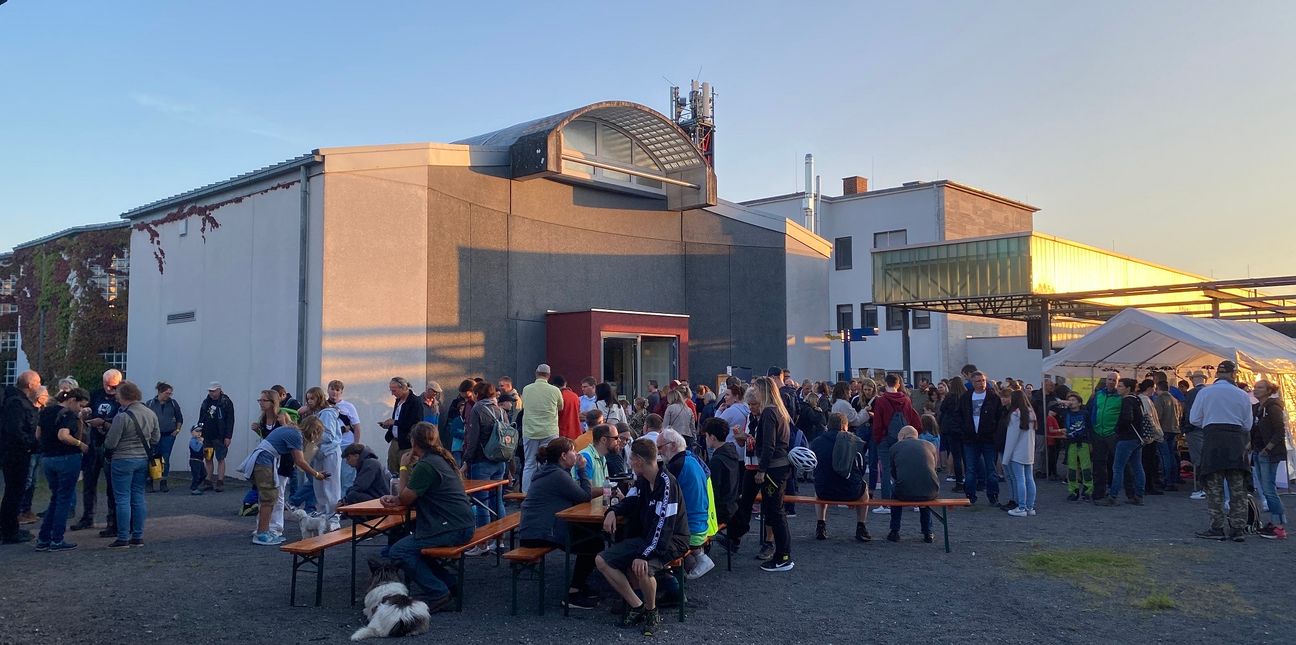 Die Besucher der BatNight warten gespannt auf den Beginn der geführten Wanderung.