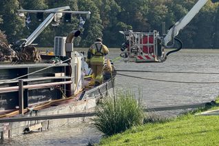 Ein mit Schrott beladenes Güterschiff geriet in Traben-Trarbach in Brand.