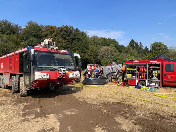 Die Flughafen-Feuerwehr aus Büchel unterstützt die Brandbekämpfung im Enderttal.