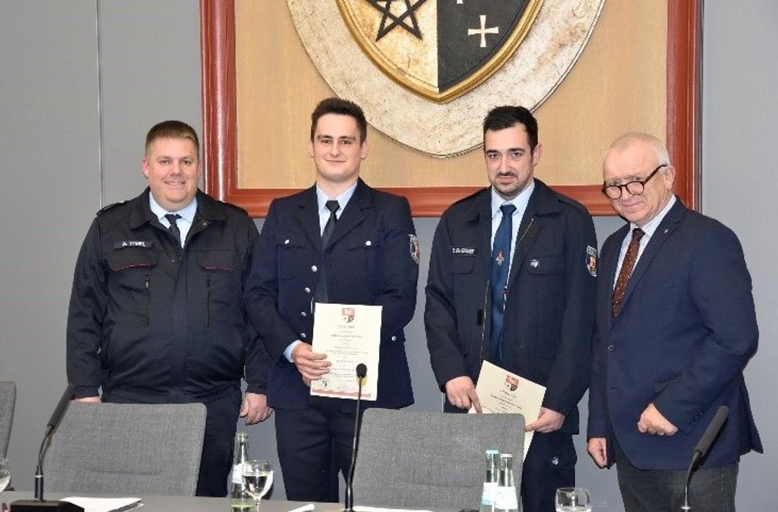 V.l.n.r.: Der wiedergewählte Wehrleiter der VG Prüm Alexander Thiel, die beauftragten Wehrführer Philipp Johann Hansen, FFW Mützenich, Daniel Gravemaker, FFW Wallersheim, Bürgermeister Aloysius Söhngen
