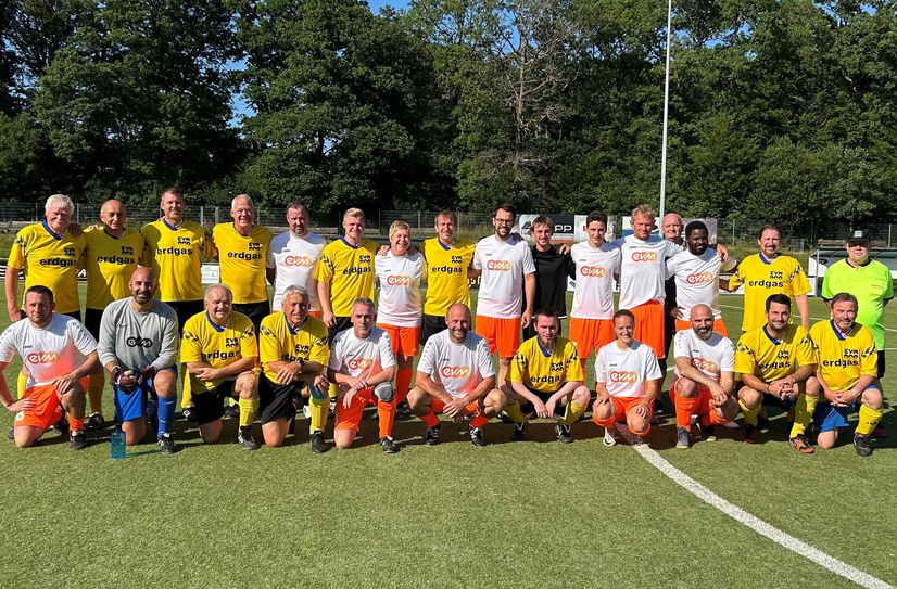 Teamgeist im Mittelpunkt: Die Auswahl der Bürgermeister und Bürgermeisterinnen und der evm-Gruppe beim diesjährigen Fußballturnier.