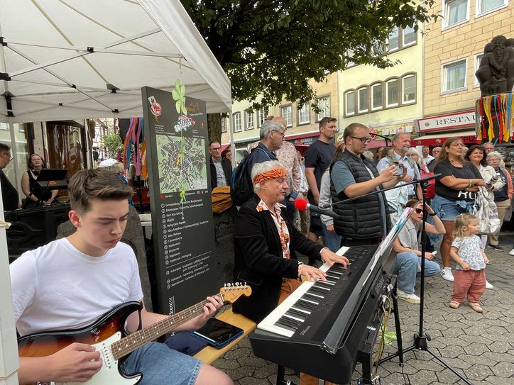 Der Genovevachor mit Andreas Barth trat unter anderem in der Brückenstraße auf.