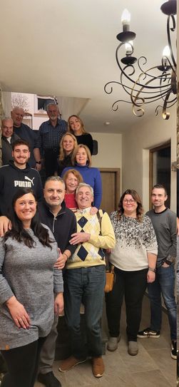 Treffen an der Mosel: Nadja Staroschinski mit Vangelis Somaras und seiner Familie aus Kreta.