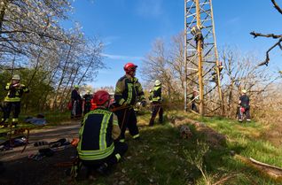 Feuerwehrangehörige der Facheinheit Absturzsicherung üben die Höhenrettung am ehemaligen Hochspannungsmast auf dem Klotzberg.