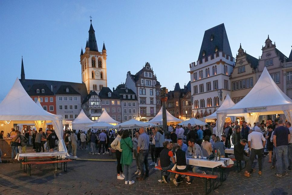 Der Hauptmarkt wird dieses Wochenende wieder zum Weindorf.