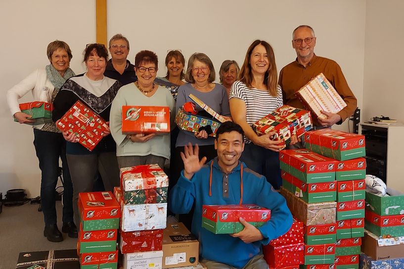 Das
Helferteam rund um Sammelstellenleiterin Christa Busch (2. v. l.) in der Evangelisch freien
Gemeinde in Prüm.