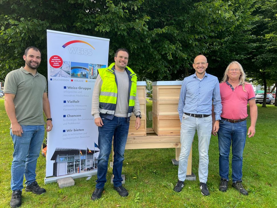 Jerome Offermann, Axel Wilden, Thomas Haas und Imker Guido Dondorf (v.l.) freuen sich über die neuen Bienenvölker auf dem Gelände der Weiss Gruppe.