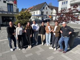 Sie stellten das »Kaller After Work«-Event vor, das auf dem Bahnhofsvorplatz Kall stattfinden soll (v.li.): Markus Auel, Aline van Laak, Laura Möhrer, Emmanuel Kunz, Monika Sauerbier, Silvia Förster, Jan Baum und Patrick Zimmer.