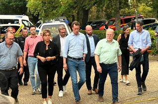 Ministerpräsident Hendrik Wüst und Co-Chefin Mona Neubaur besuchten den Hürtgenwald.