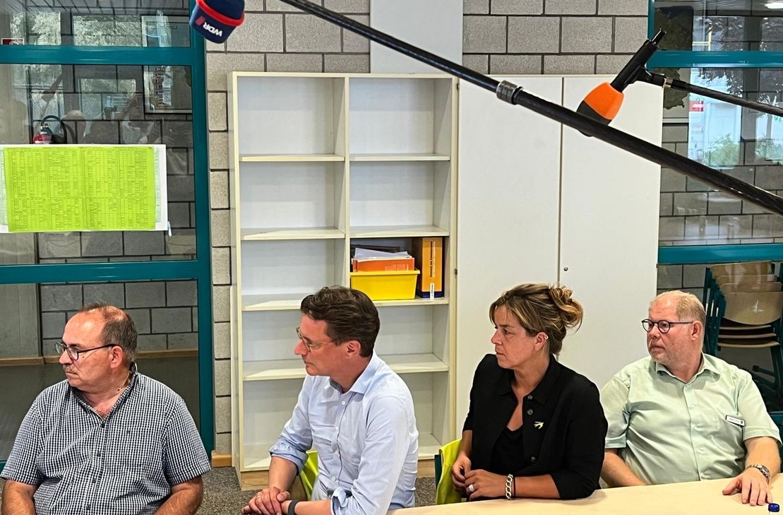 Lagebesprechung mit Landrat Dr. Ralf Nolten (v.l.), MP Hendrik Wüst, Mona Neubaur und Hürtgenwalds Bürgermeister Stephan Cranen.