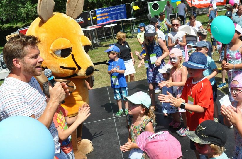 Sie sind bei Kinderfesten der Hilfsgruppe Eifel nicht mehr wegzudenken: Der Kinderliedermacher Uwe Reetz und die bekannte Fernseh-Maus aus der WDR-Kultserie »Die Sendung mit der Maus«.