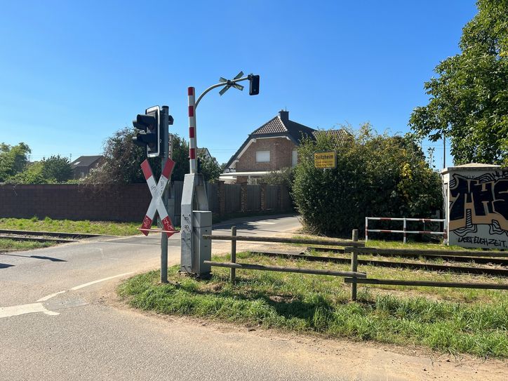 Der Bahnübergang Tomburgstraße in Roitzheim.