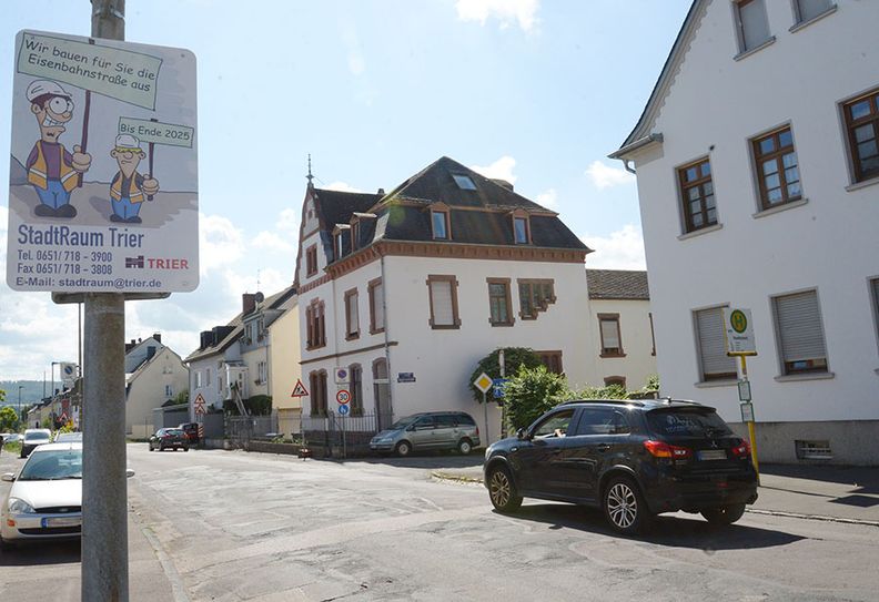 Gut eine Woche vor dem Start weisen Infotafeln auf die Bauarbeiten in der Eisenbahnstrsße hin. Die stark beschädigte alte Fahrbahn wird bald abgetragen.