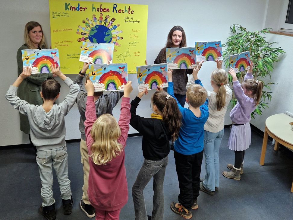 Die Kinder sind sehr stolz auf ihre selbst gestalteten Kalender