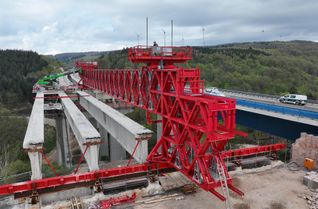 Die alte Tiefenbachtalbrücke wird zurückgebaut, um Platz für den Neubau zu schaffen.