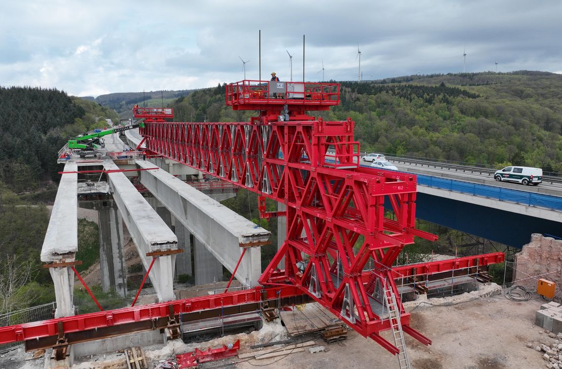 Die alte Tiefenbachtalbrücke wird zurückgebaut, um Platz für den Neubau zu schaffen.