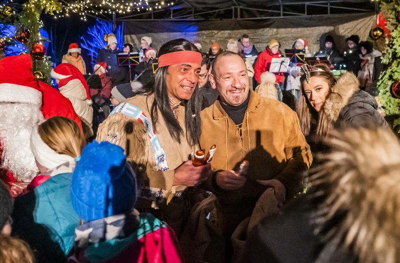 Der Nikolaus kommt - und er hat auch in diesem Jahr wieder Winnetou und Old Shatterhand im Schlepptau.