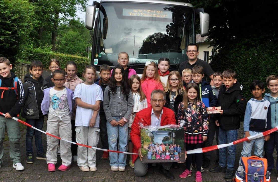 An der Golbacher Haltestelle wurde das Abschiedsfoto geschossen, bevor Boro mit den Kindern seine letzte Fahrt nach Kall antrat.