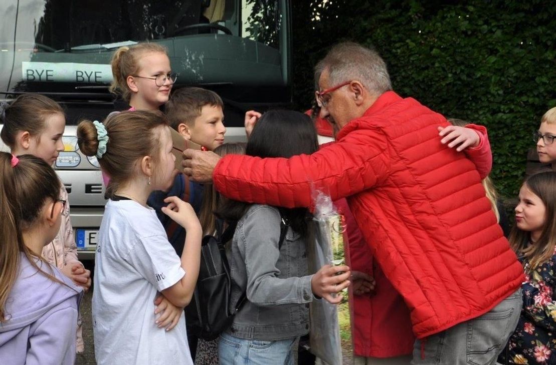 Tränen flossen, als Boro alle Kinder vor der letzten Fahrt nach Kall umarmte.