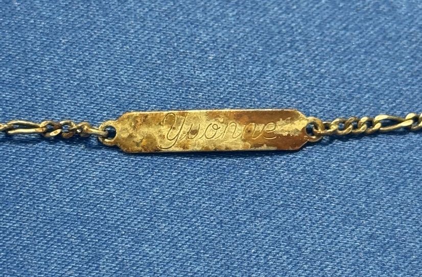 Ein Armband mit der Gravur Yvonne
