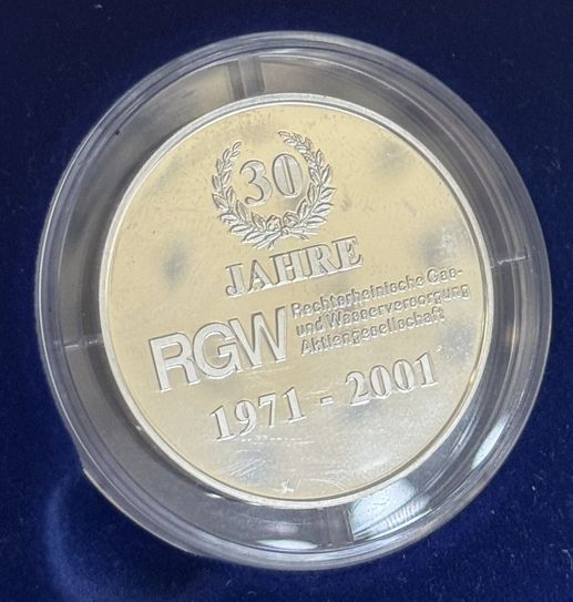 Eine Silbermünze mit der Prägung: 30 Jahre RGW 1971 - 2001 Rechtsrheinische Gas und Wasserversorgung Aktiengesellschaft