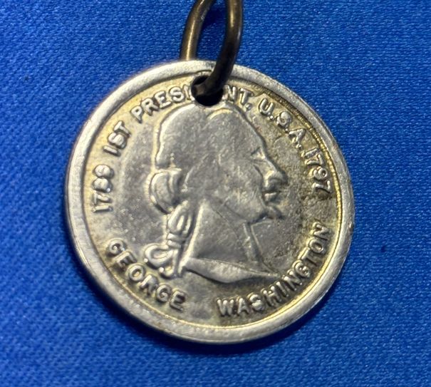 Eine Silbermünze als Anhänger mit der Prägung: George Washington First President USA 1797