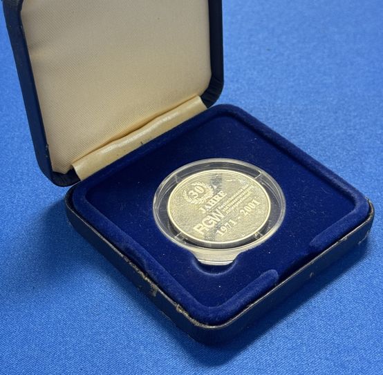 Eine Silbermünze mit der Prägung: 30 Jahre RGW 1971 - 2001 Rechtsrheinische Gas und Wasserversorgung Aktiengesellschaft