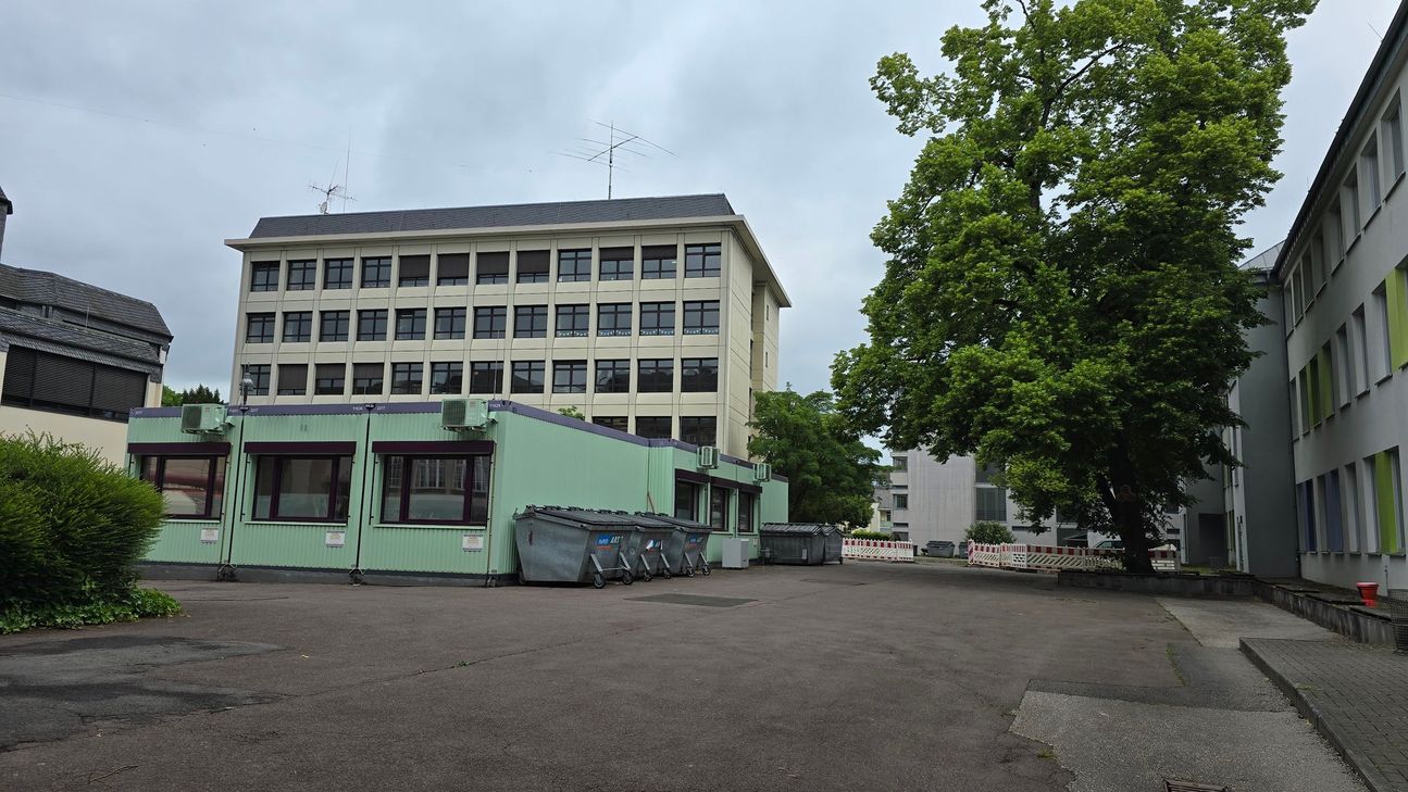 Schulhof der Berufsbildenden Schule Gestaltung und Technik in Trier.