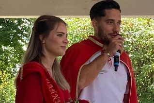 Am Kirmessonntag wird der Nachfolger von Hahnenkönig Benedikt I. und seiner Königin Leonie gesucht.