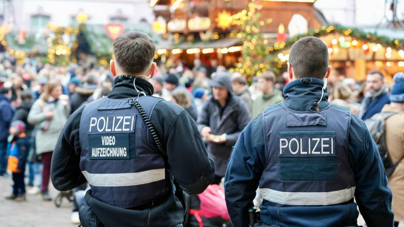 Polizeistreife auf dem Weihnachtsmarkt Trier