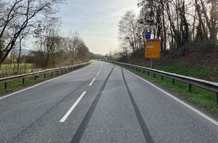 Reifenspuren an der Unfallstelle