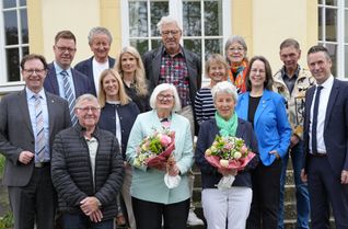 Landrat Andreas Hackethal überreichte im Wittlicher Kreishaus die Ehrennadel des Landes Rheinland-Pfalz an Marianne Conrad aus Burg/Mosel und Margret Adams aus Salmtal.