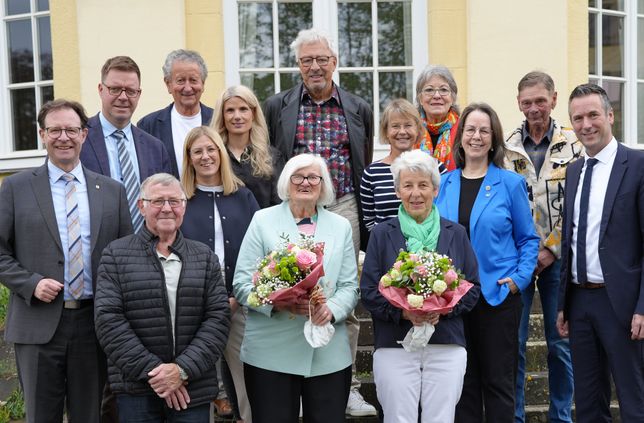 Landrat Andreas Hackethal überreichte im Wittlicher Kreishaus die Ehrennadel des Landes Rheinland-Pfalz an Marianne Conrad aus Burg/Mosel und Margret Adams aus Salmtal.