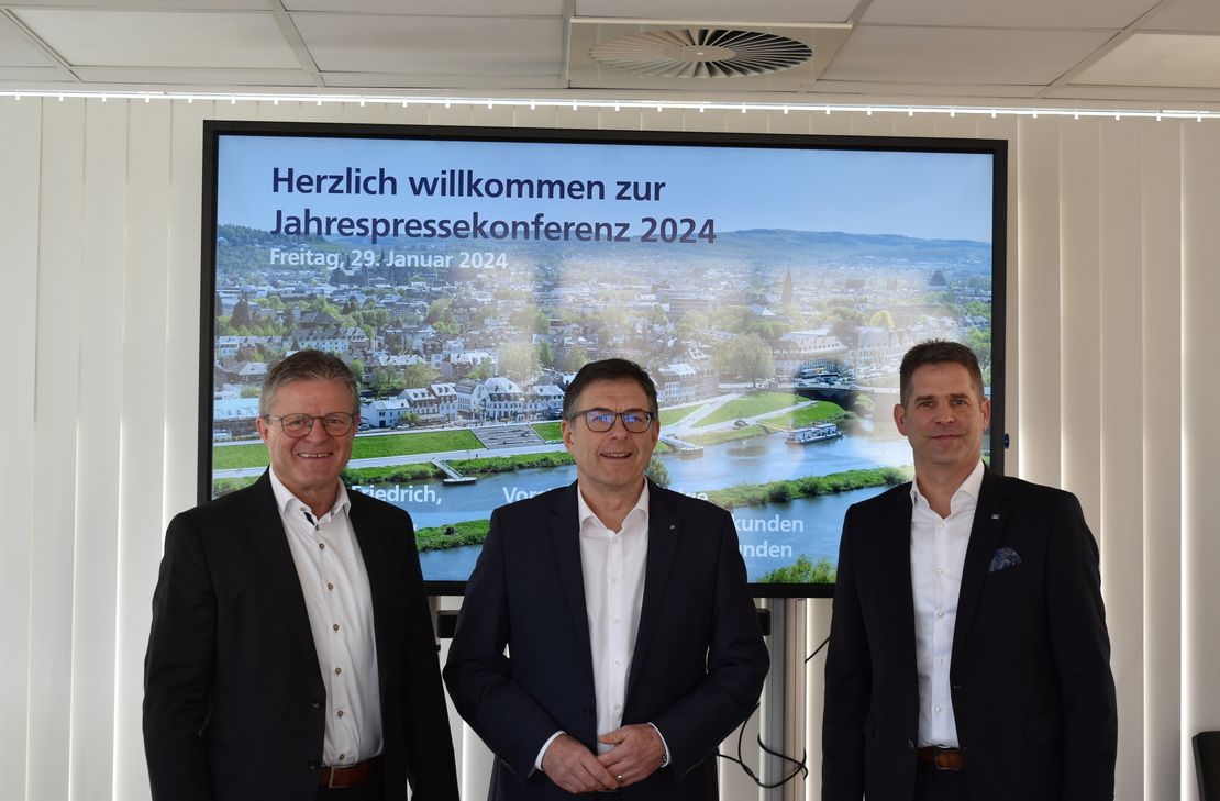V.l.n.r.: Die Vorstände der Volksbank Trier,  Alfons Jochem, Norbert Friedrich und Peter Michels ziehen eine positive Bilanz und blicken mit Zuversicht der anstehenden Fusion mit der Volksbank Eifel entgegen.