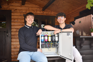 Paul Flad (links) und Paul Scherer präsentieren ihre selbst entwickelte Farbmischmaschine "TintTranslate", mit der sie bei "Jugend gründet" überzeugen konnten.